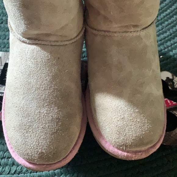 UGG girls boots size:4 tan/pink trim very cute! - Picture 3 of 9